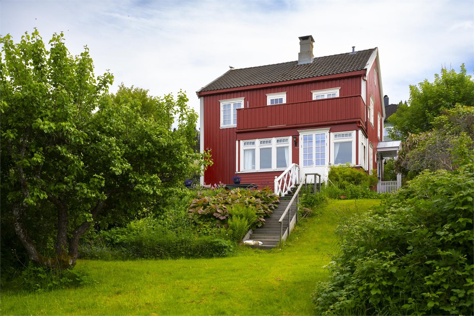 Velkommen til Hjalmar Johansens vei 3 - en sjelden perle på Utsikten, hvor du får en sjarmerende eiendom med unik beliggenhet og fantastisk utsikt over Trondheimsfjorden og sentrum.