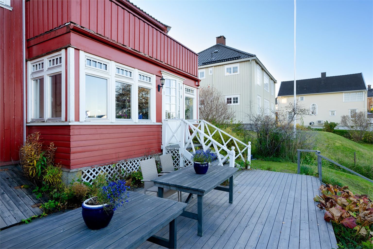 Terrassen byr på god plass til større selskap og byr på gode sol- og utsiktsforhold.