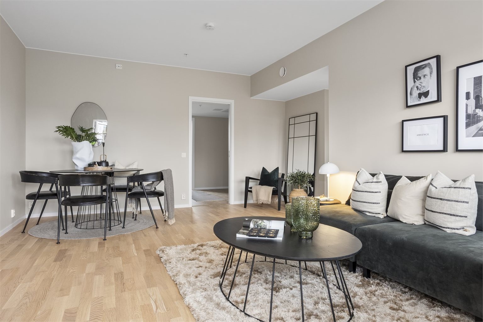 Stuen er på hele 23,8 m² med god plass til både spise- og sittegruppe.
