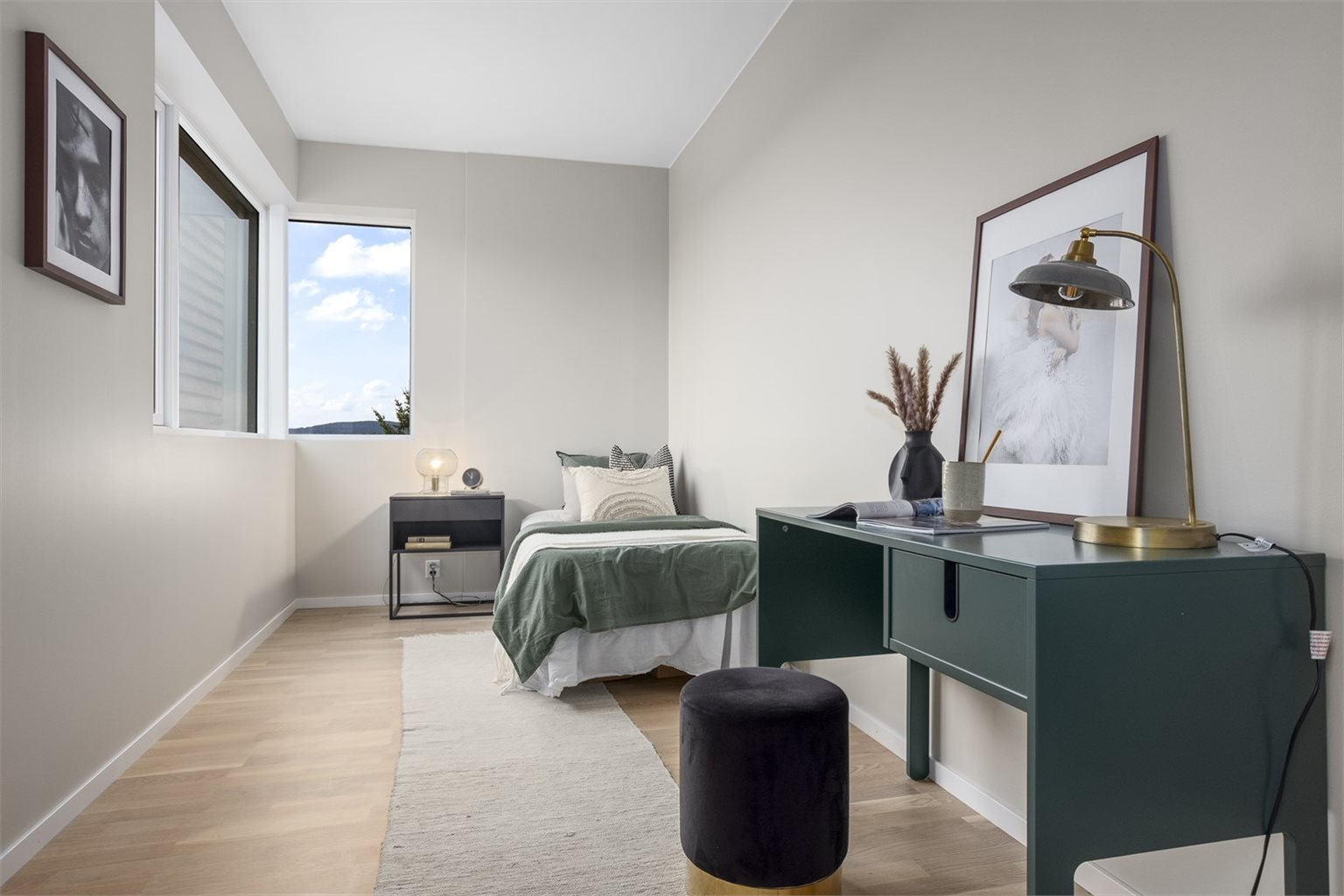 Videre fra kjøkkenet får du et romslig soverom på 9,6 m² med god plass til seng, hjemmekontor og garderobeløsninger.