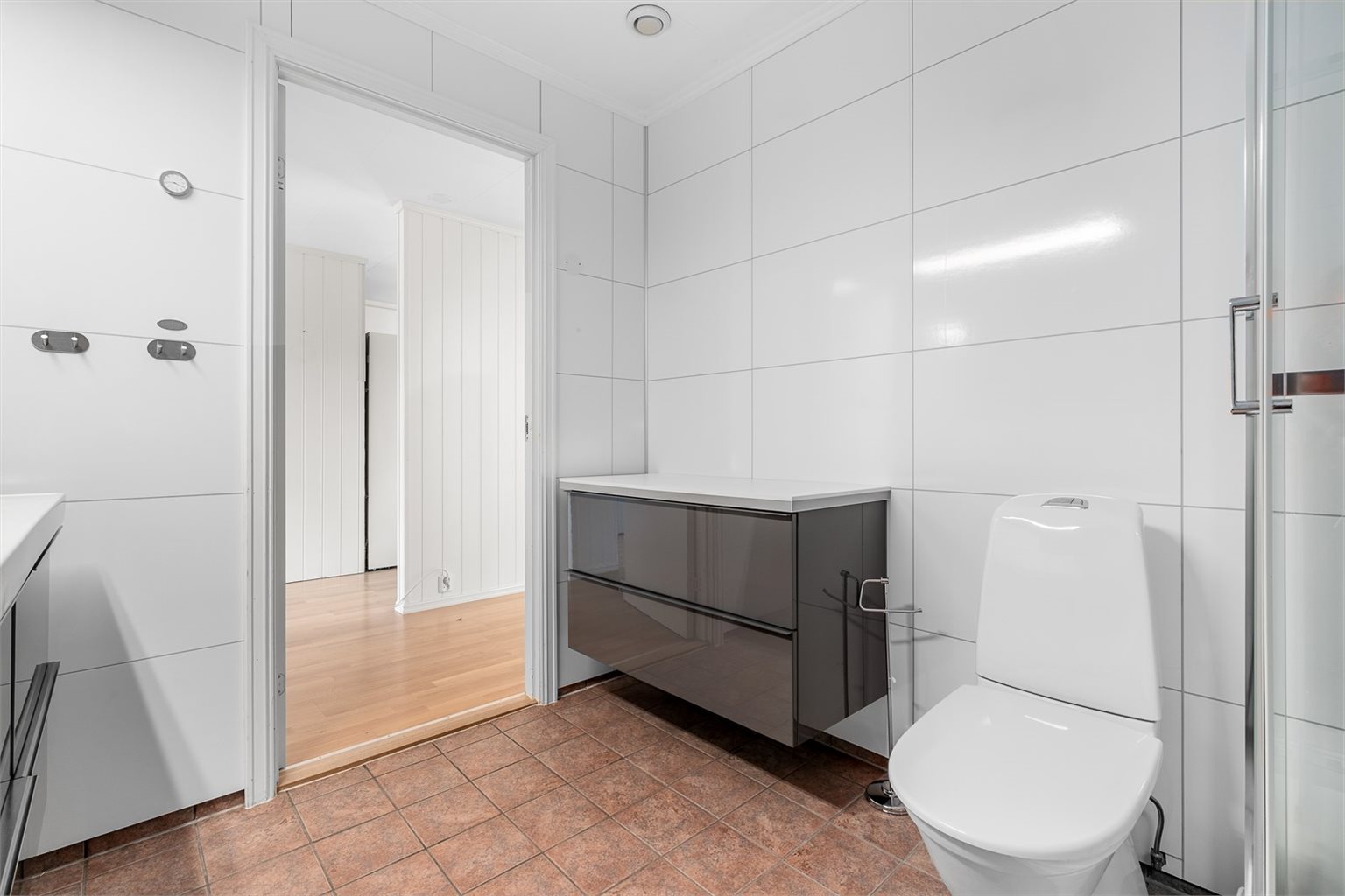 Det romslige badet på 7 m² byr på svært gode oppbevaringsmuligheter.
