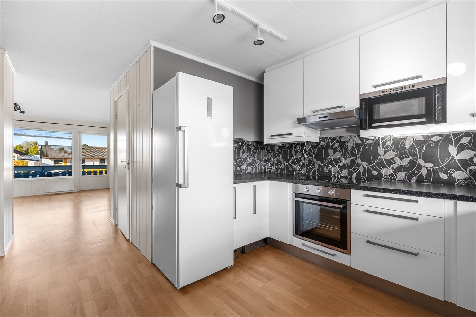 Det romslige kjøkkenet på 10 m² har god plass til både oppbevaring og matlaging, med rikelig skapplass og sjenerøse benkeflater.