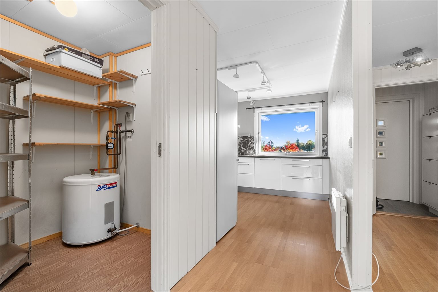 Leiligheten har gpde oppbevaringsmuligheter i form av en innvendig bod på 3 m² samt en praktisk ekstern bod på 5 m².