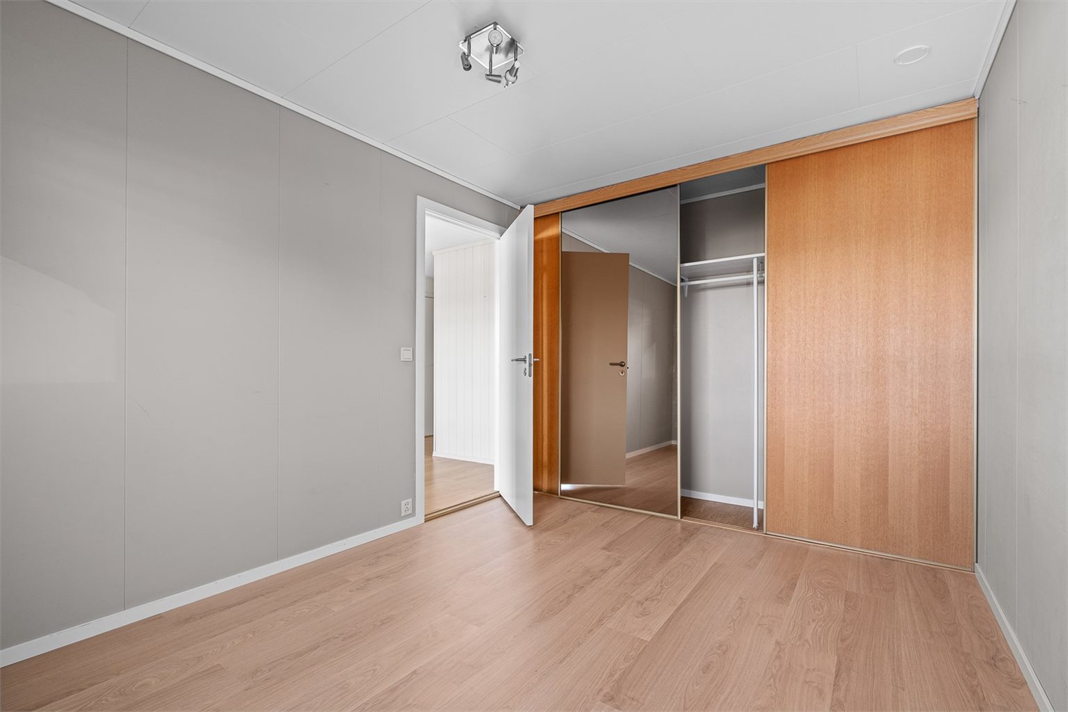 Soverom 2 er på 8 m² og har gode møbleringsmuligheter, med plass til både seng, skrivepult og garderobeløsning.