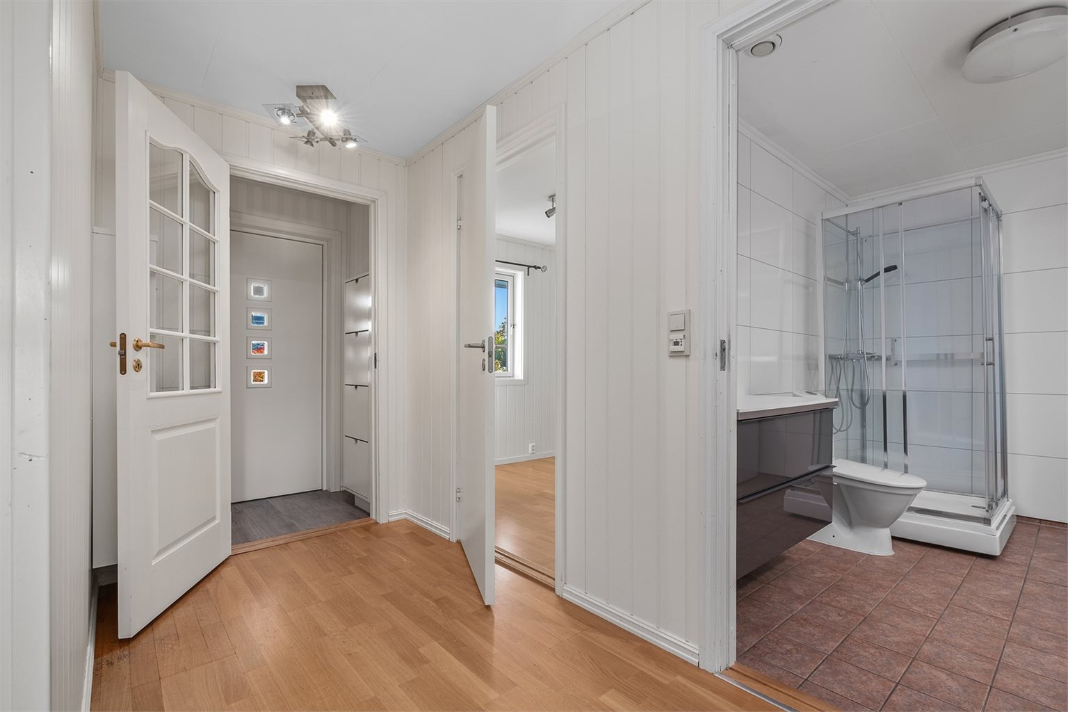 Den romslige gangen er på 6 m², gir et godt førsteinntrykk av boligen. 