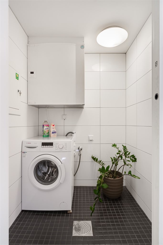 I tillegg til badet, har boligen eget, praktisk vaskerom
