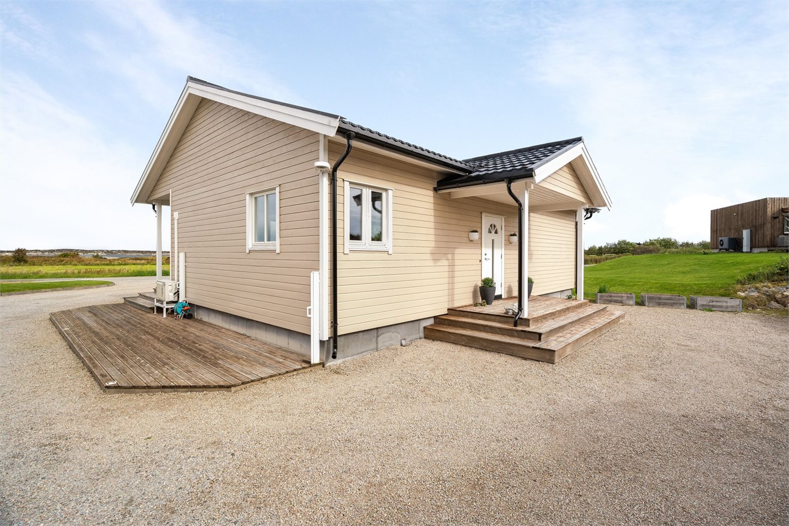 tomt på ca. 1 140 m² med pent opparbeidede utearealer og god plass rundt boligen.