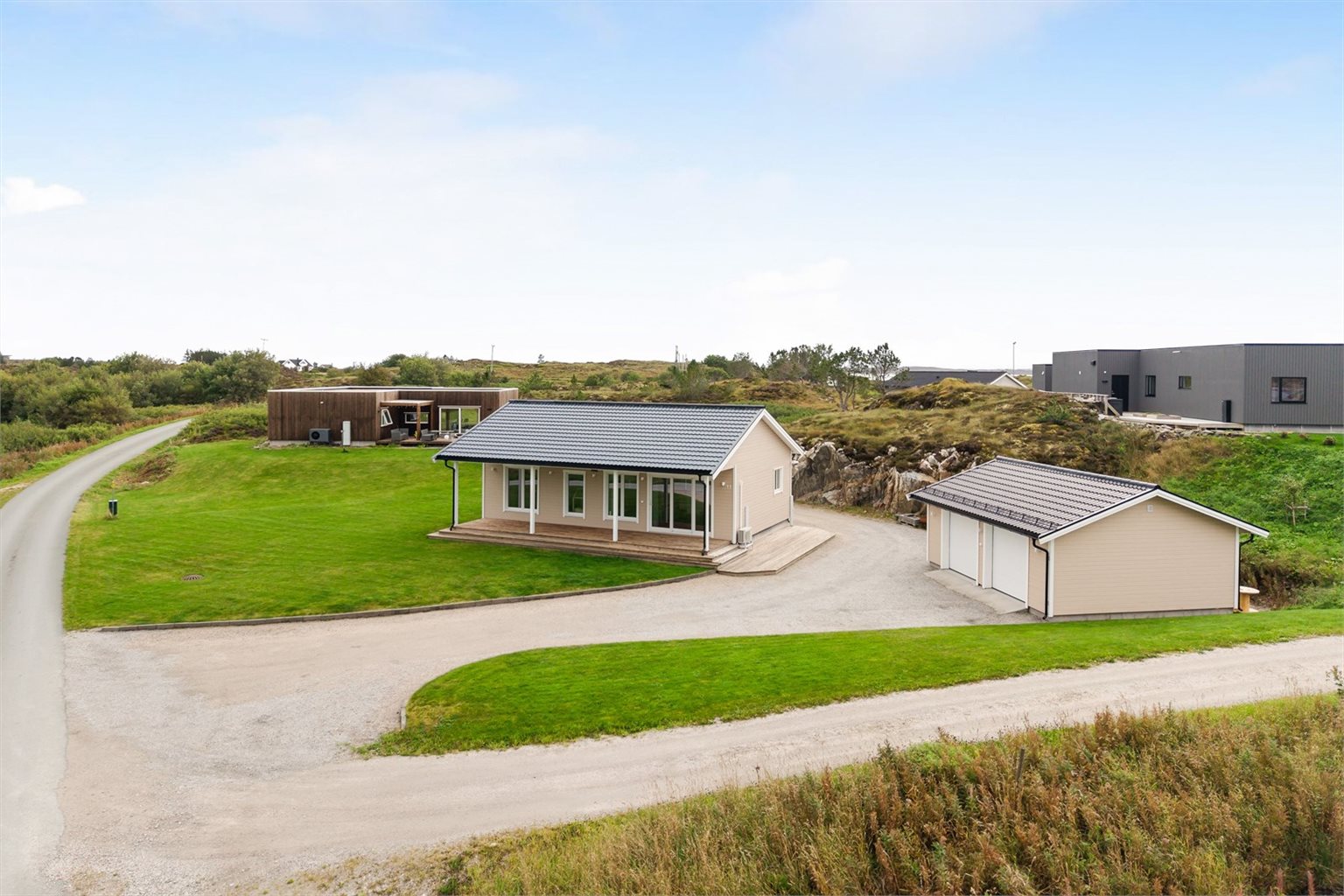 Velkommen til Hegreveien 11- en moderne enebolig fra 2019 med frittstående dobbelgarasje, upåklagelig beliggenhet med gode utearealer. Foto: Børge Halseth 