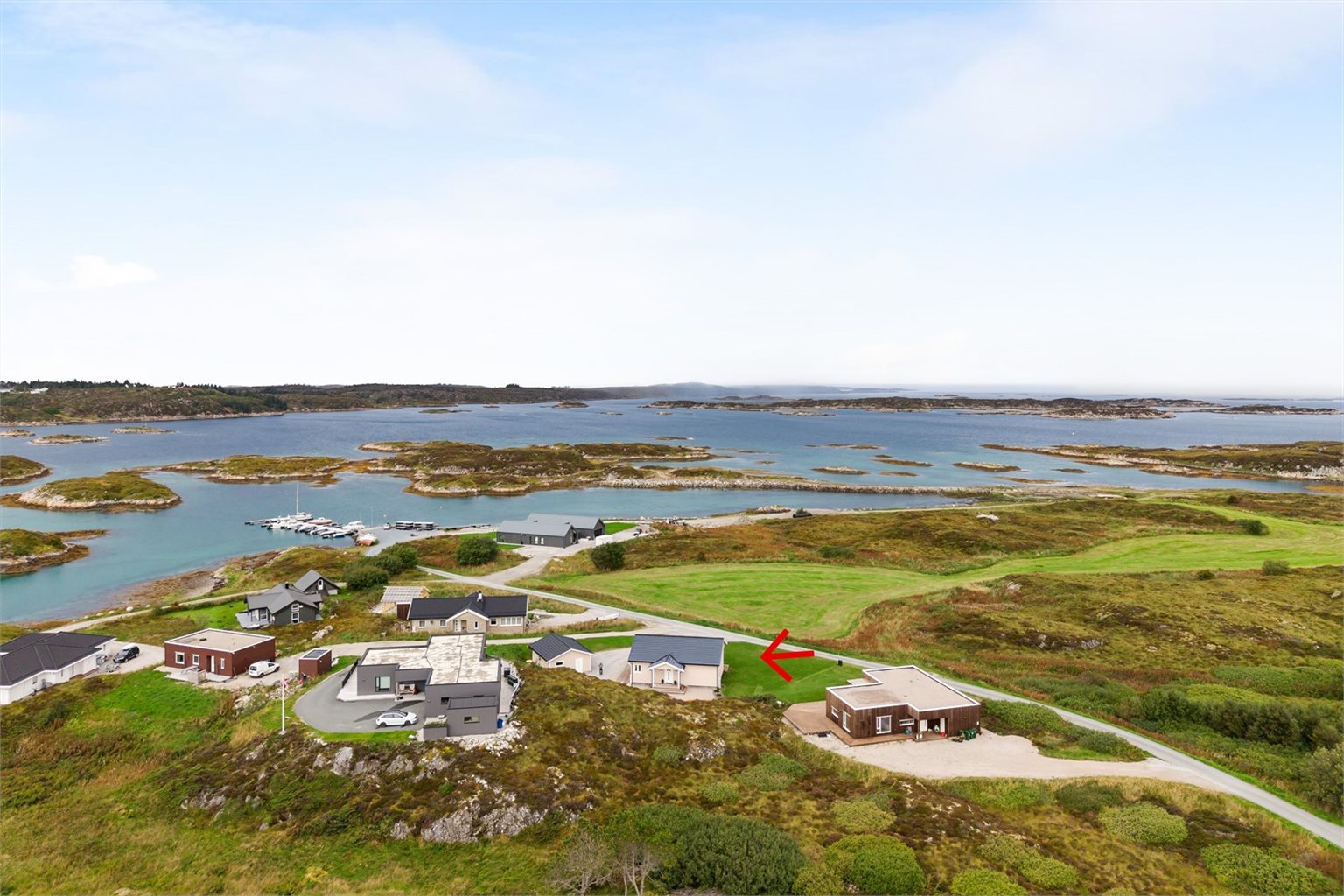 Eiendommen ligger naturskjønt til på Dyrvik, med nærhet til sjøen og den flotte kystnaturen på Frøya.