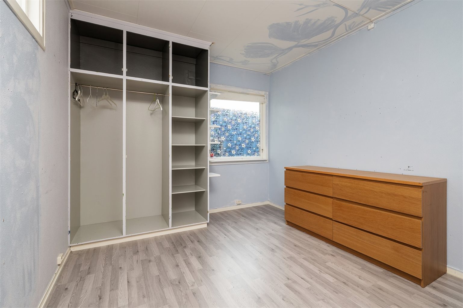Av totalt fem soverom i boligen måler dette hele 12,5 m². Rommet egner seg godt som gjesterom eller hjemmekontor.