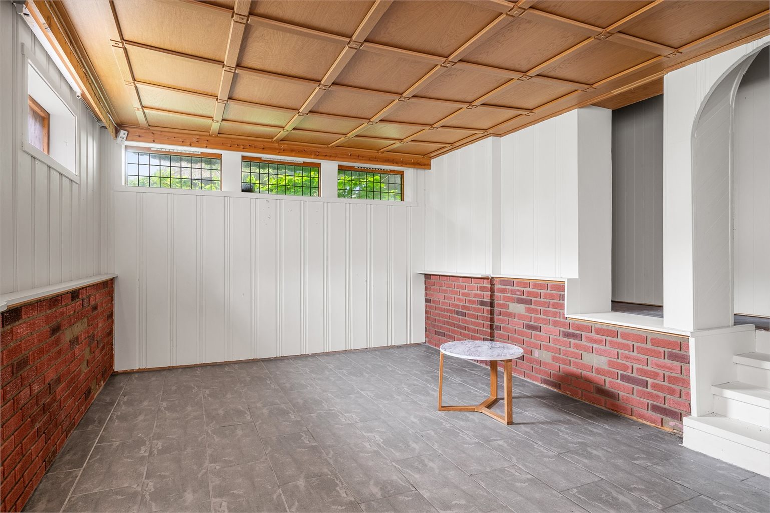 Den romslige kjellerstuen på 36,2 m² byr på gode bruksmuligheter.