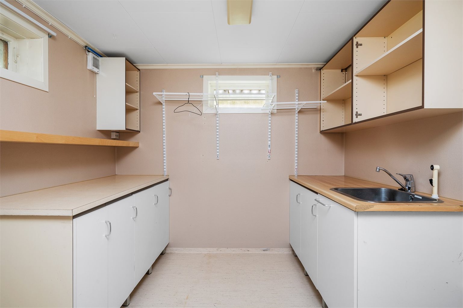 Nede i kjelleren finner du også et praktisk vaskerom på 7,5 m².