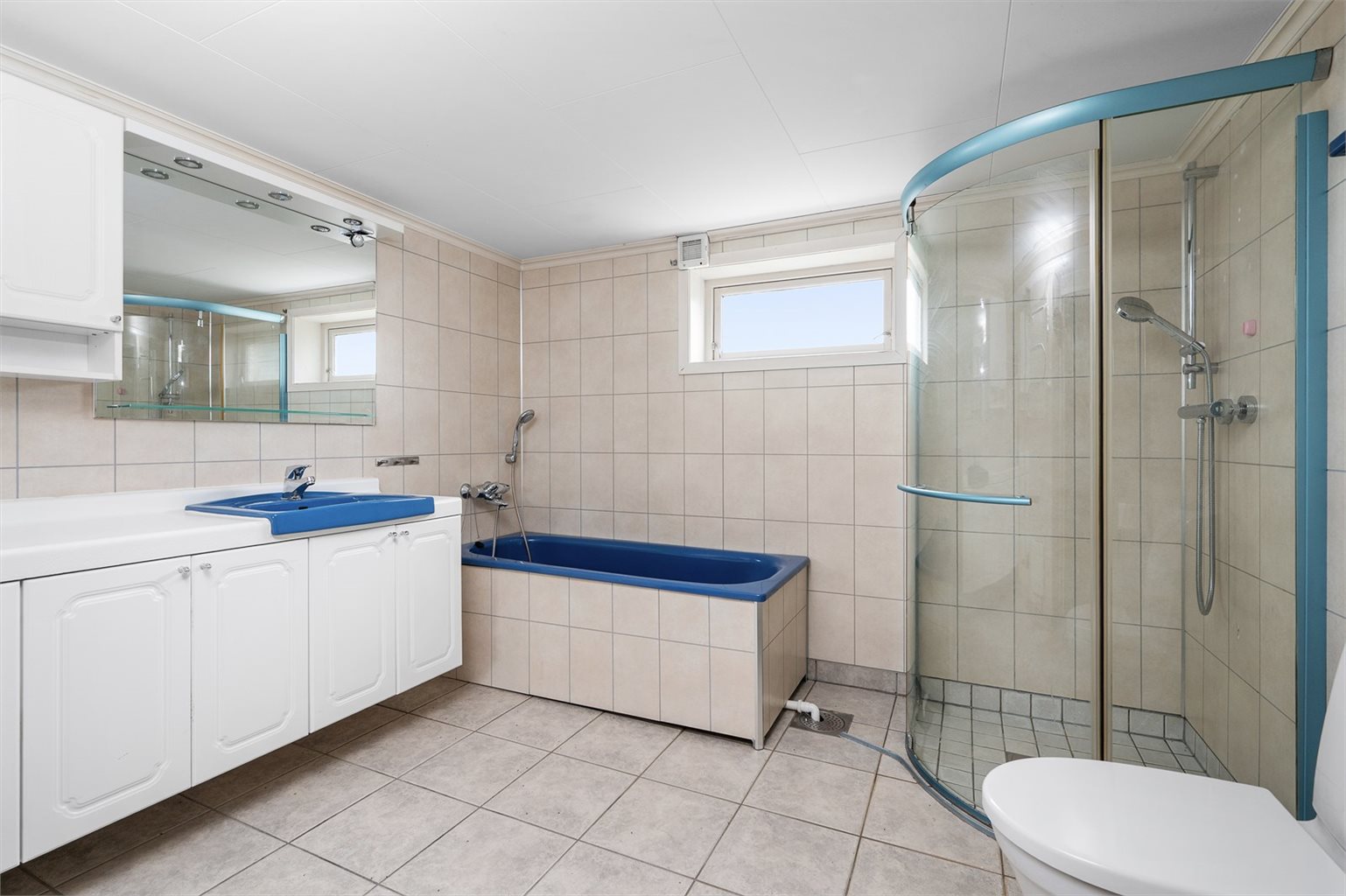 Boligen har et lyst og flislagt bad på 8 m², innredet med både badekar, dusjhjørne, toalett og servantinnredning.
