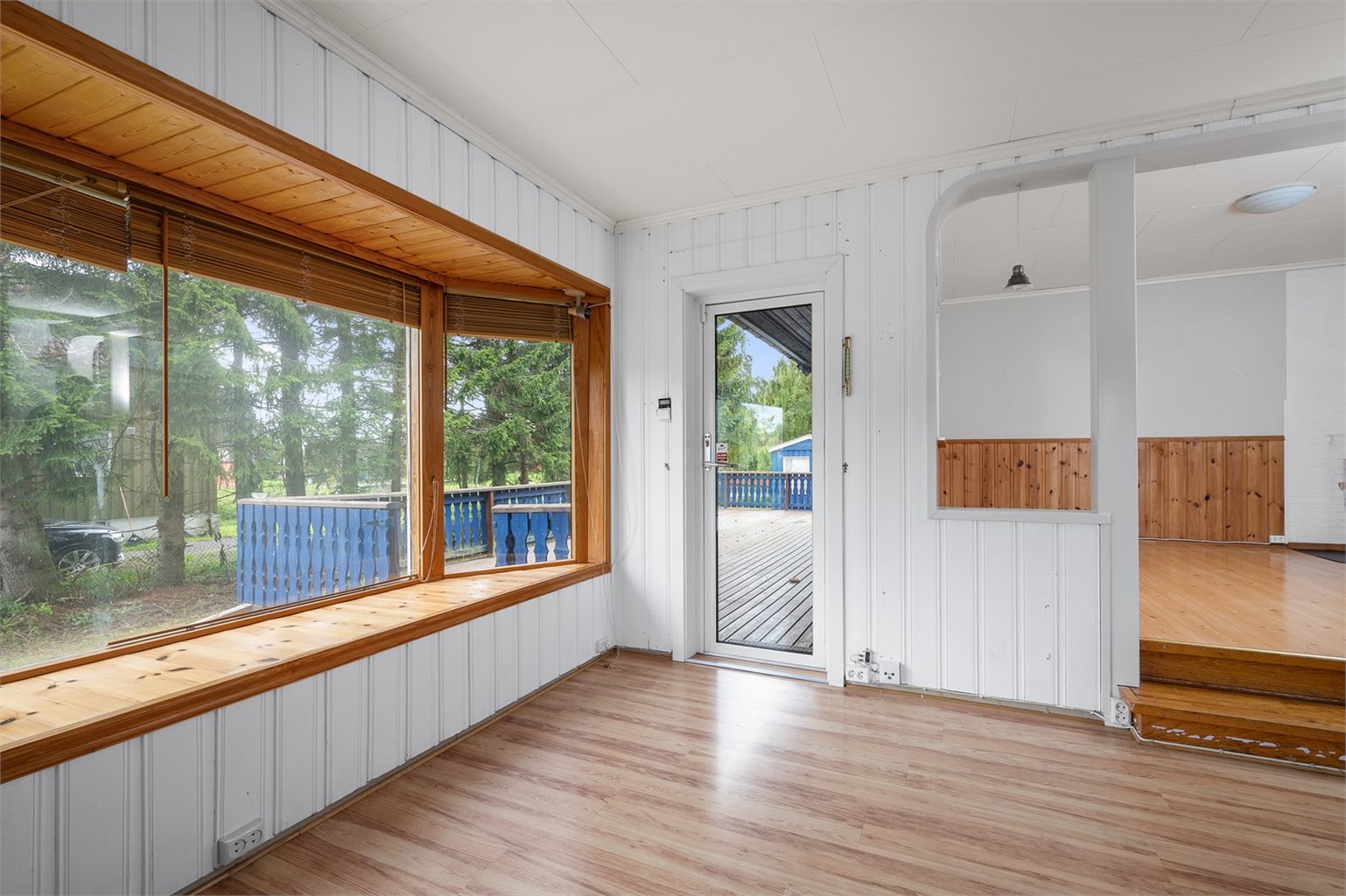 Store vindusflater slipper inn rikelig med naturlig lys. Fra stuen er det direkte utgang til terrassen, som gir en naturlig forlengelse av rommet og legger godt til rette for hyggelige stunder om sommeren.