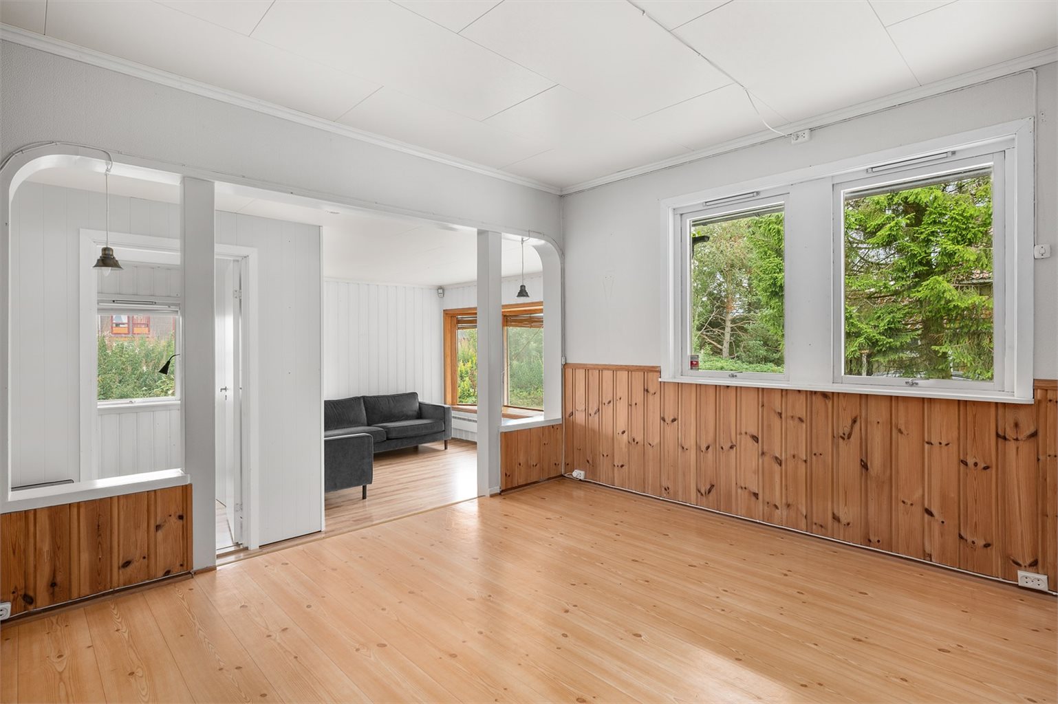 Spisestuen ligger i direkte tilknytning til stuen og byr på god plass til å innrede etter eget ønske.