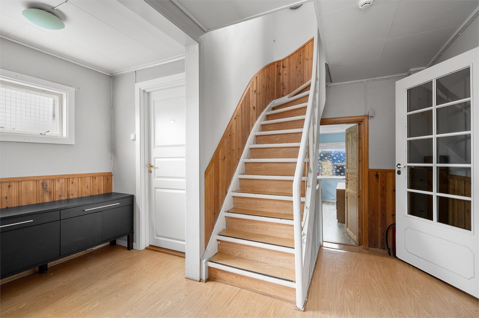 Boligen går over tre plan, med god takhøyde og en gjennomtenkt planløsning, og har et stort potensiale for den som ønsker å sette sitt eget preg på hjemmet.
