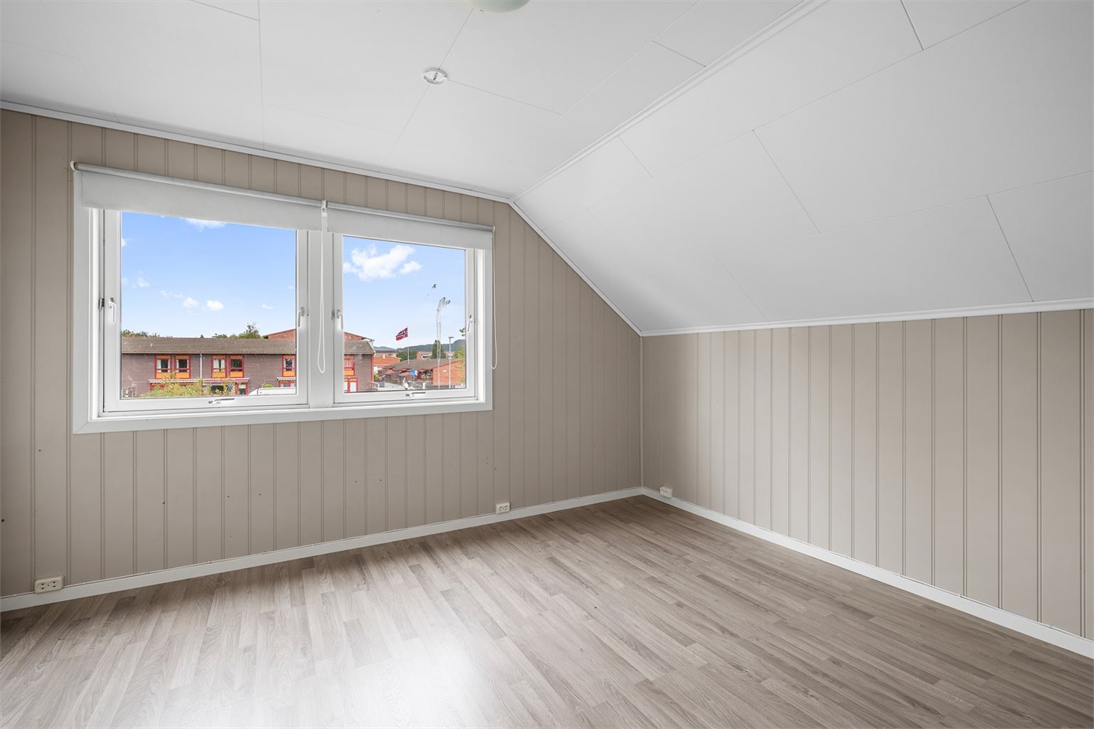 Boligens største soverom måler hele 16,5 m² og kan enkelt innredes med ønsket sengestørrelse, nattbord og garderobeskap.