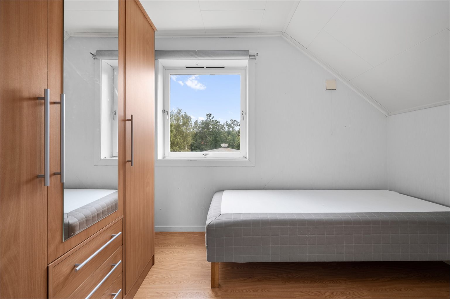 I loftetasjen finner du tre romslige soverom med fine lysforhold. 