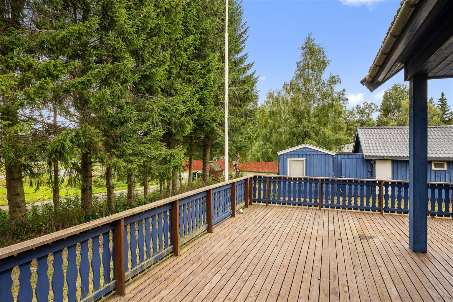 Terrassen måler hele 59,5 m² og strekker seg langs hele boligens kortside, med rikelig plass til ulike soner.