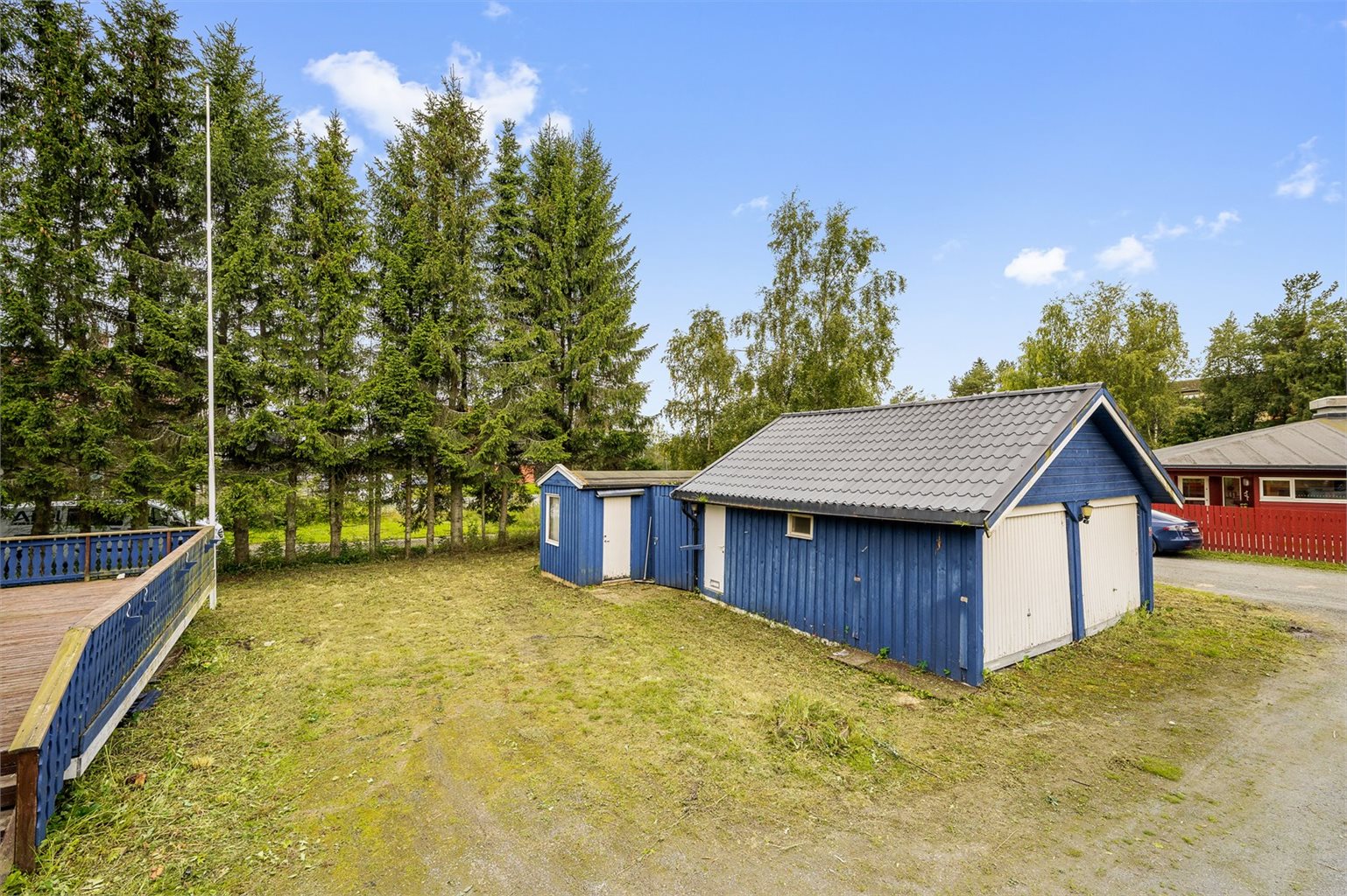 På tomten er det rikelig med parkeringsmuligheter, både på oppstillingsplass og i garasje.
