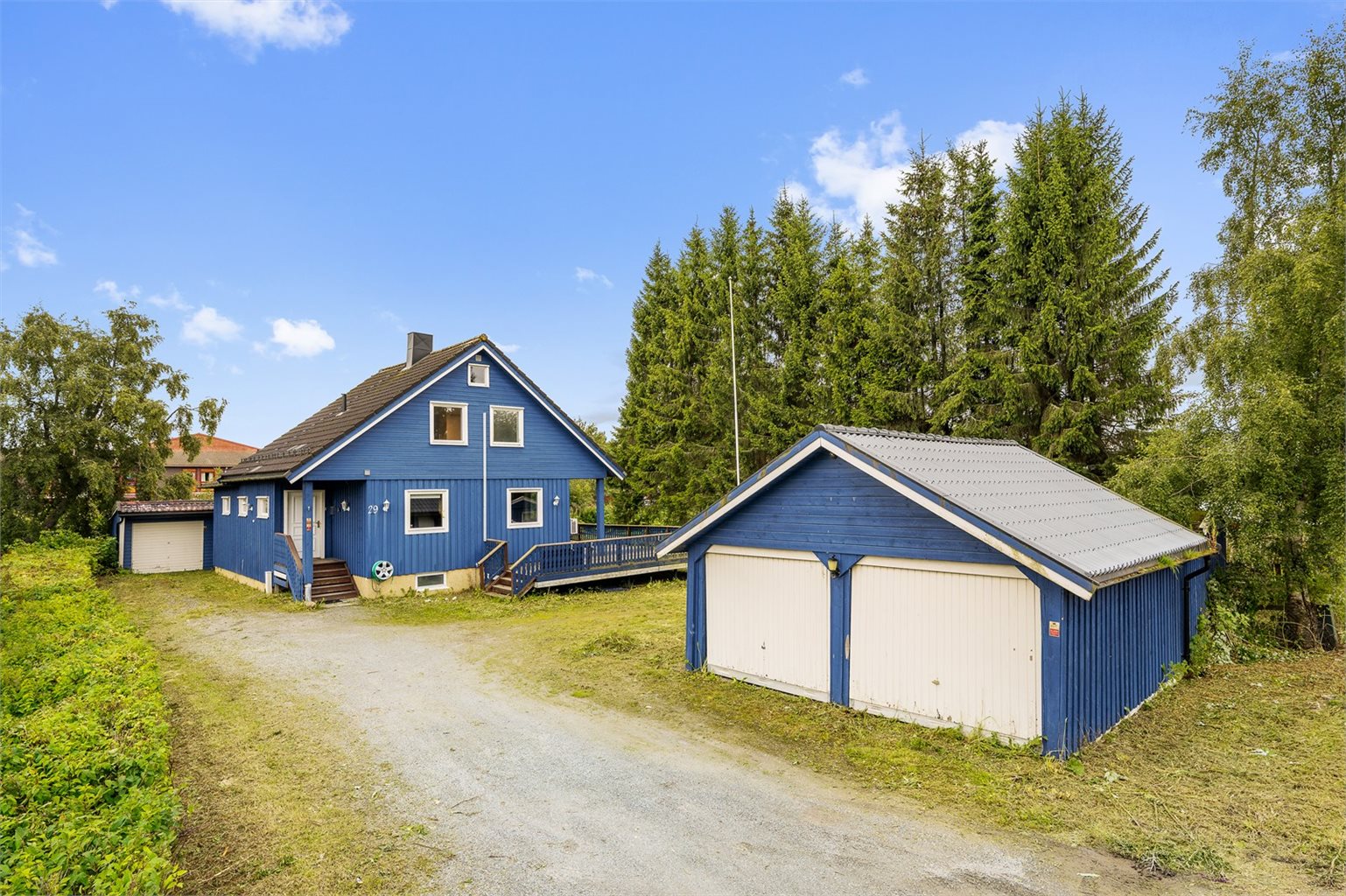 Velkommen til Kongsvegen 29 - en innholdsrik familiebolig på hele 217 m², beliggende i et rolig og familievennlig boligområde på Kattem. Boligen går over tre plan, og her får du blant annet to stuer, fem soverom, to bad, vaskerom og romslig garasje. 