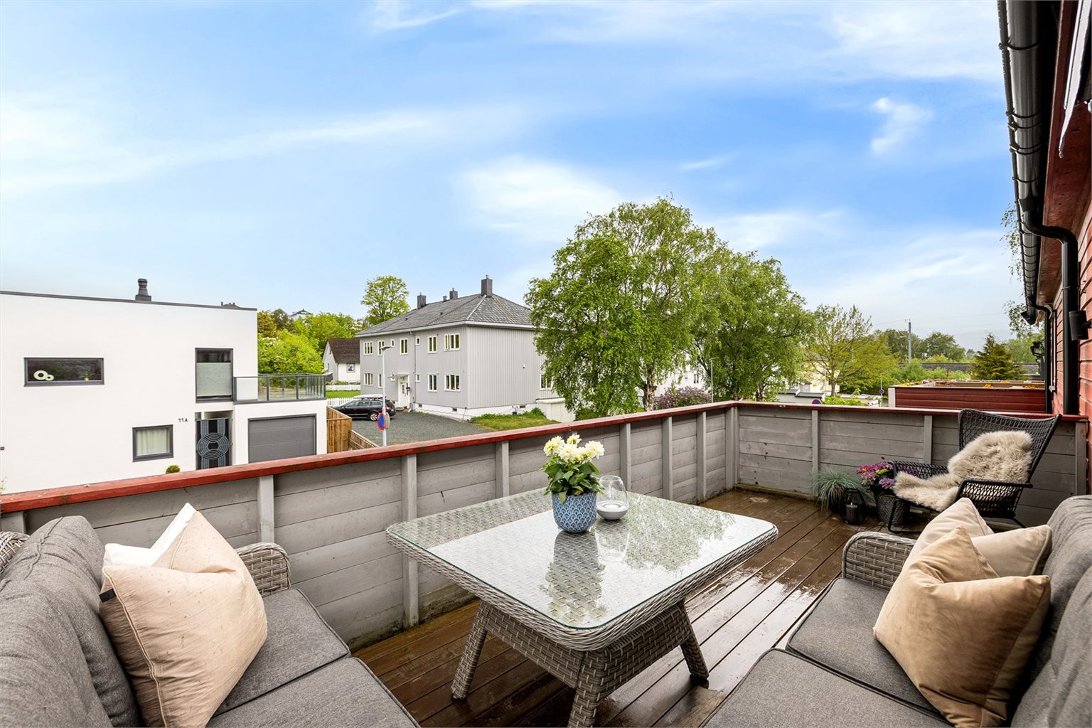 Verandaen er på totalt hele 12m² og innehar god plass til ønsket møblering.