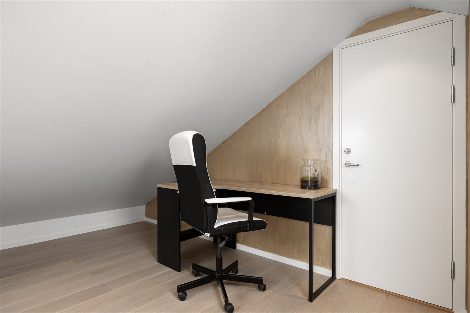Videre er det også god plass til eget konto på loft etasjen, eller annen ønsket møblering.
