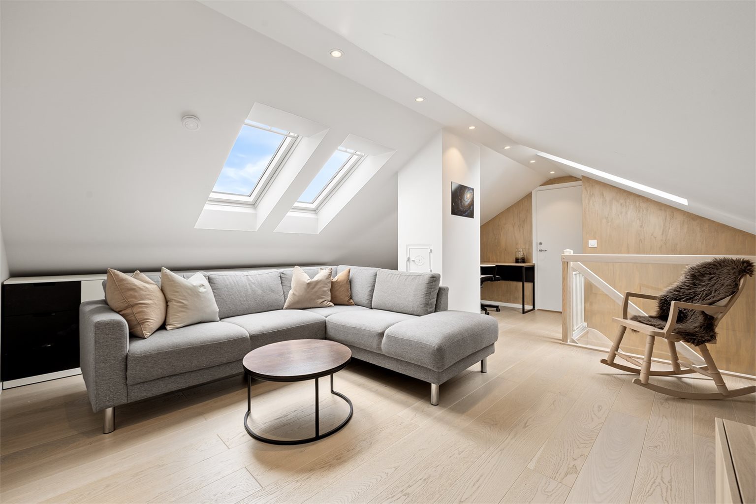 Leilighetens loftstue/TV stue på hele 13m².