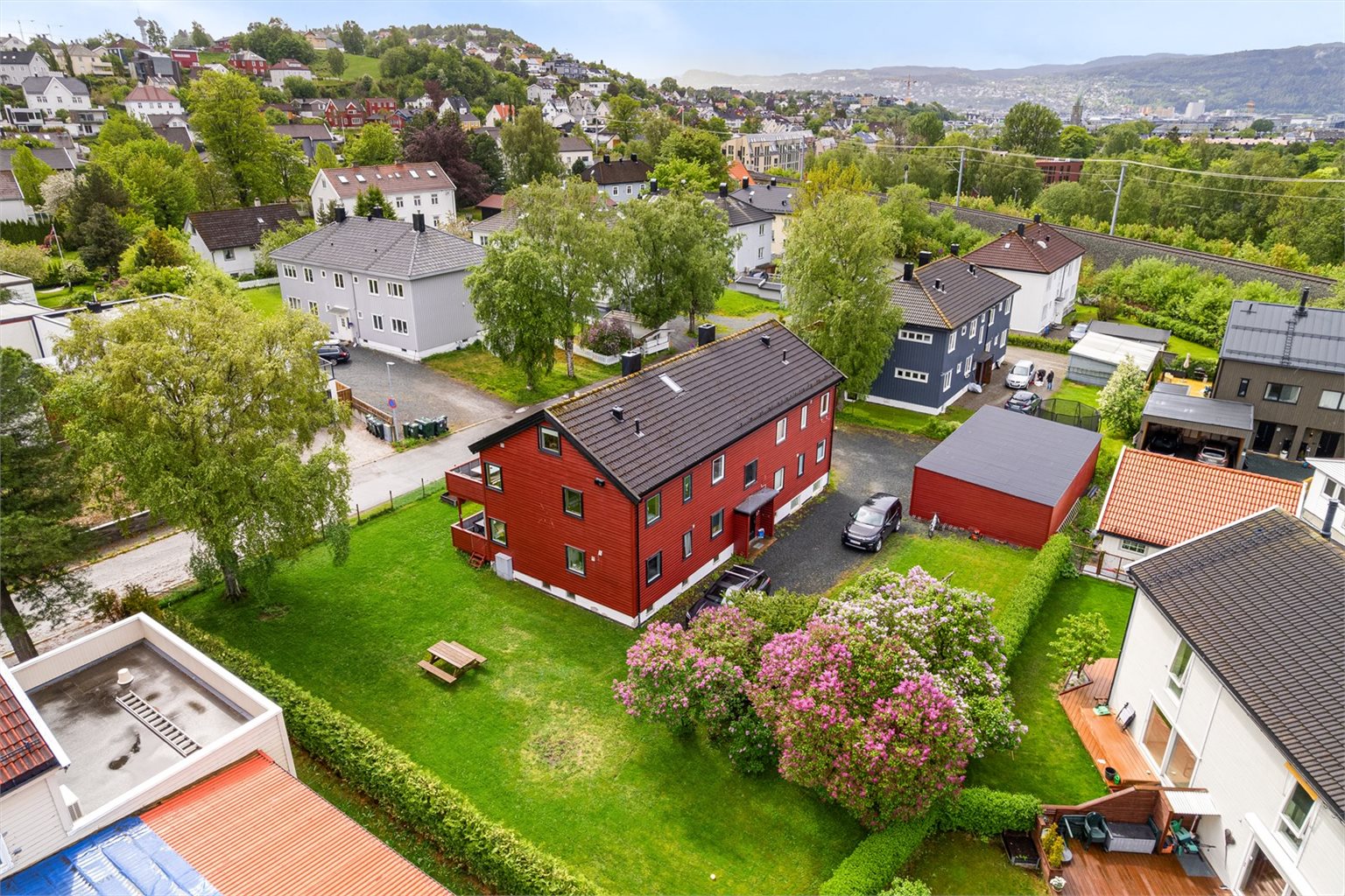 Romslig, felles uteareal, som gir god boltreplass for både store og små, samt umiddelbar nærhet til både service fasiliteter ander daglige servicetilbud som dagligvarebutikker, treningssentre og kjøpesentre som Sirkus Shopping og City Lade.