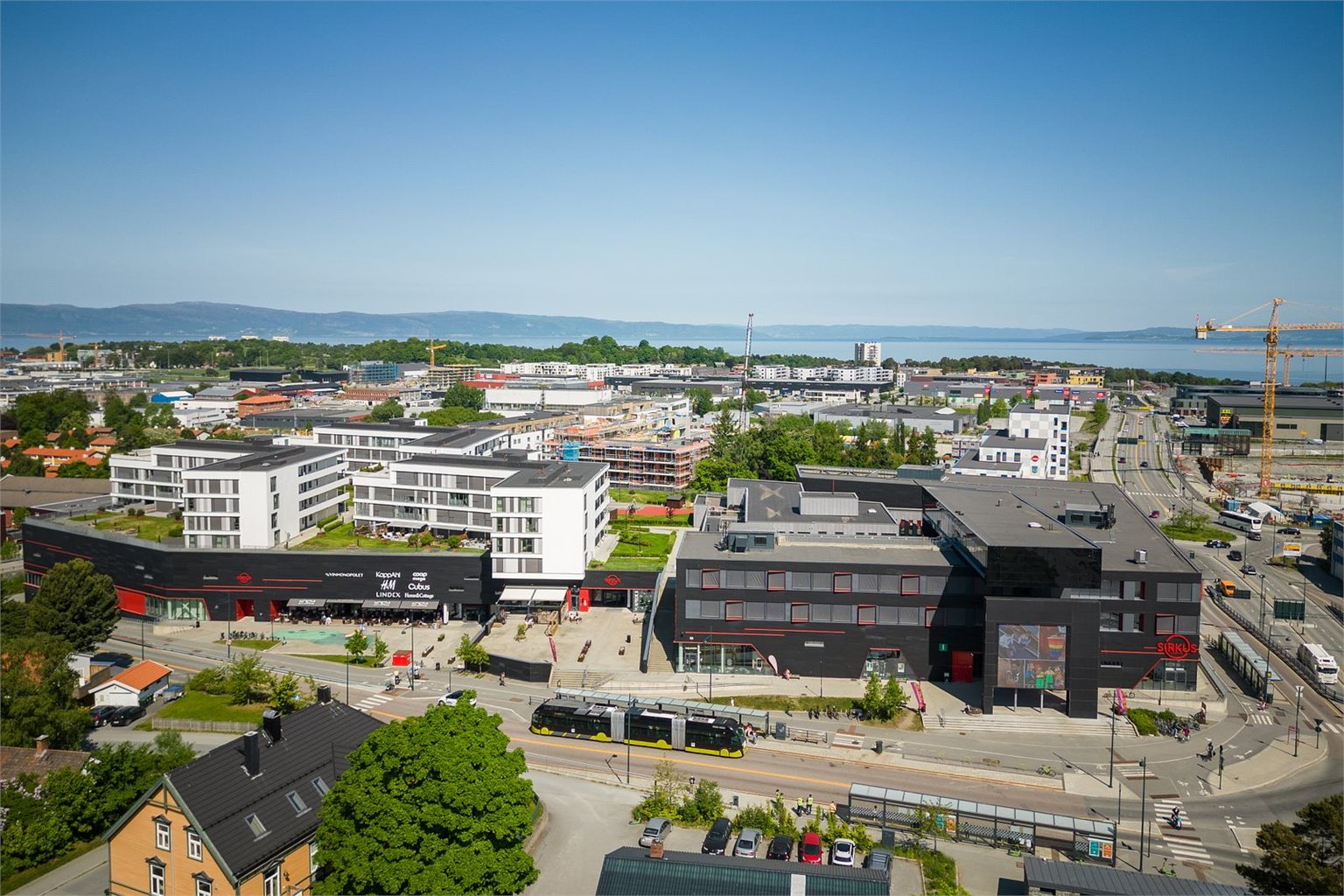 Sirkus shopping som er et steinkast unna har mange gode restauranter og kaféer (hvorav en én er søndagsåpen rett utenfor inngangen), legesenter, tannleger, et utall butikker og Vinmonopol for å nevne noe.