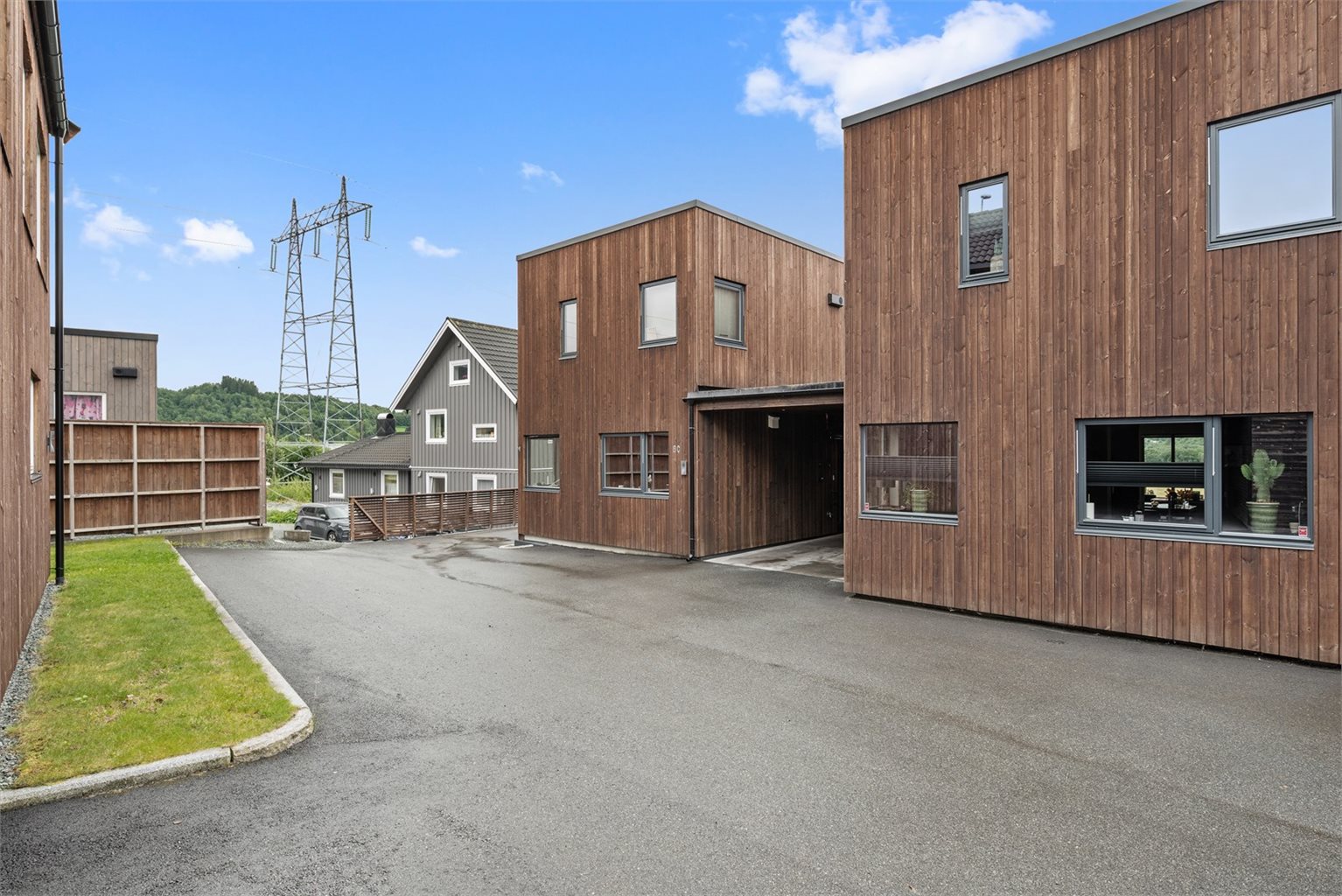 Eiendommen har en attraktiv beliggenhet med bussholdeplass i umiddelbar nærhet, kort vei til Trondheim og rask tilgang til E6. Dette gir en lettvint hverdag enten du reiser kollektivt eller med bil. 