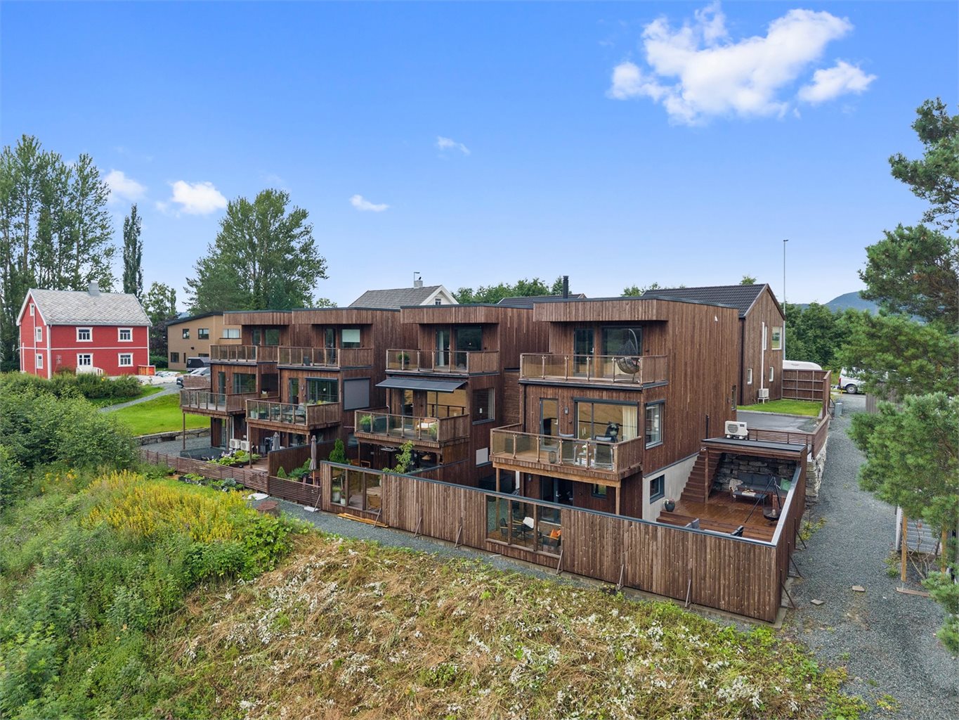 Boligens attraktive endebeliggenhet sørger for ekstra god plass til parkering utenfor, samtidig som en stor bod under carporten byr på særdeles gode lagringsmuligheter.