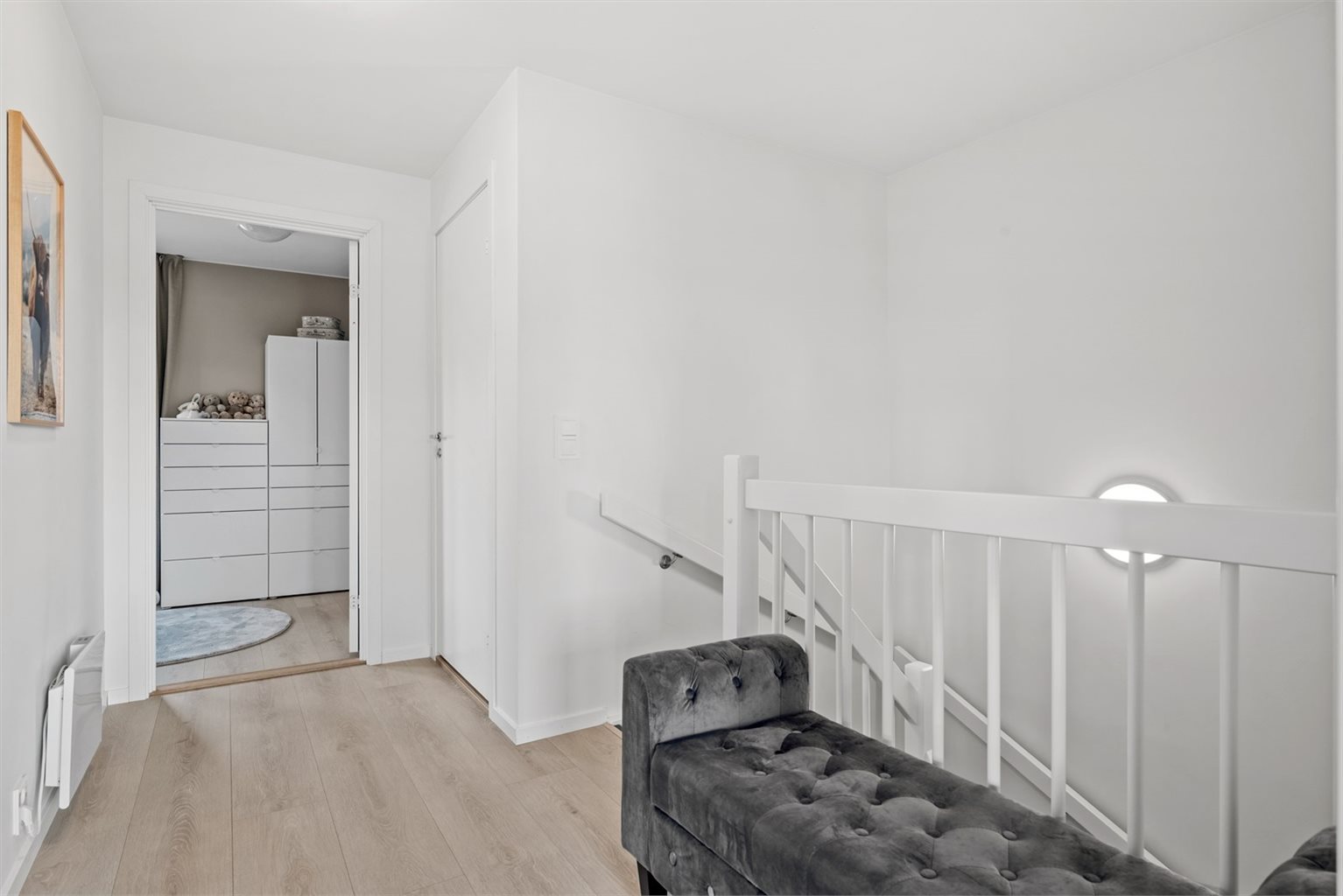 I gangen oppe har du direkte tilgang til en bod på 3,5 kvm, som også kan innredes som walk-in-closet hvis ønskelig.