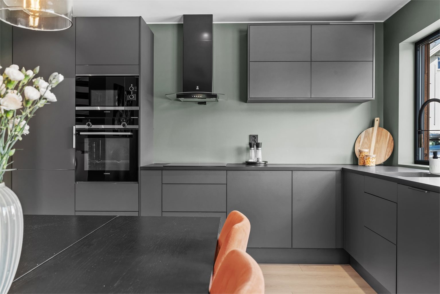 Kjøkkenet har et lekkert og moderne design og har godt med skap- og benkeplass.
