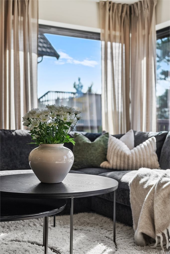 Utvendige screens på begge vinduene i stuen gir god skjerming mot sol og innsyn.