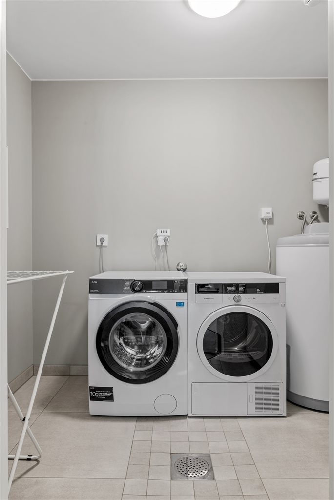 Eget vaskerom er svært praktisk og rommet ligger vegg-i-vegg med badet i sokkeletasjen, og måler ca. 4,5 kvm. Rommet har flislagt gulv med varmekabler.
