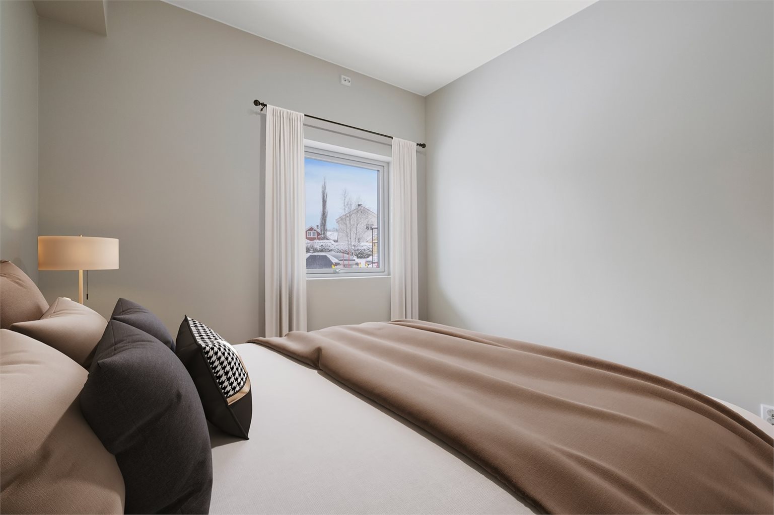 Leiligheten har to flotte soverom, dette på gode 9m². Det største soverommet har også en innvendig bod som fint kan benyttes som walk-in closet