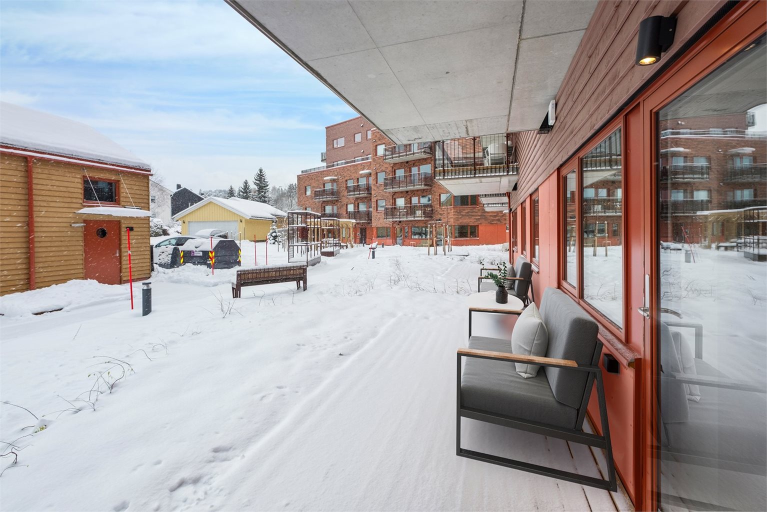 Fra stuen er det utgang til flott platting som er rett i underkant av 10m². Denne vender mot sørvest som gir fine solforhold!