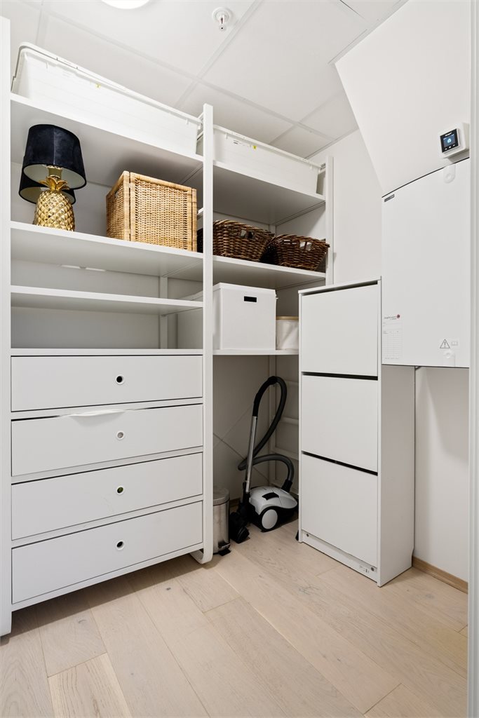 Plassbesparende walk-in closet/bod. Dette gir en praktisk og ryddig oppbevaringsløsning. 