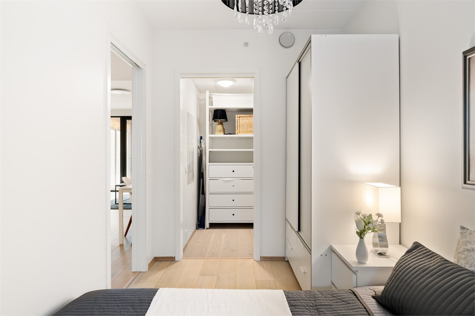 Direkte adkomst fra soverommet til et funksjonelt walk-in closet/bod. 