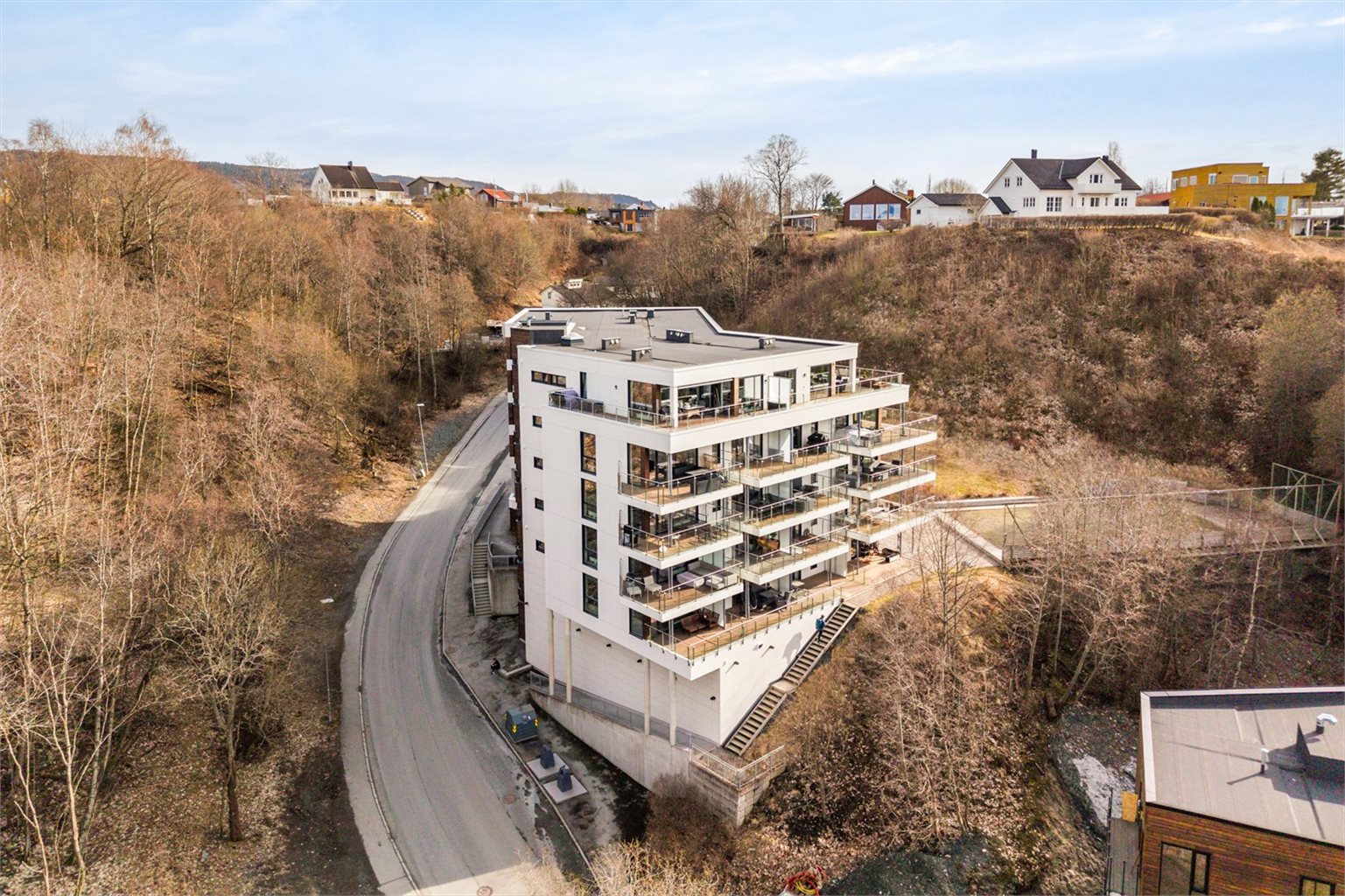 Opparbeidet og innbydende uteområde med muligheter for lek og morro. Her har man gode solforhold fra ca midt på dagen. 