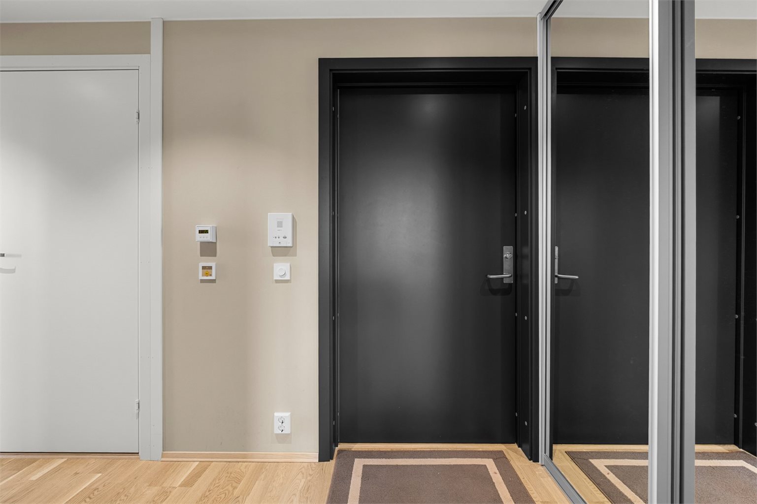 Entré med praktisk skyvedørsgarderobe