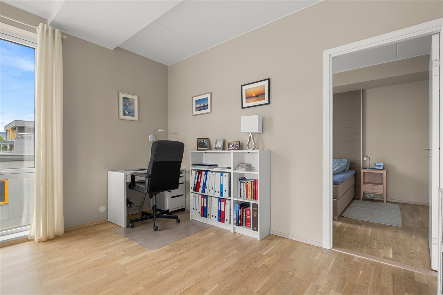 På stuen har du også god plass til skrivebord/kontor