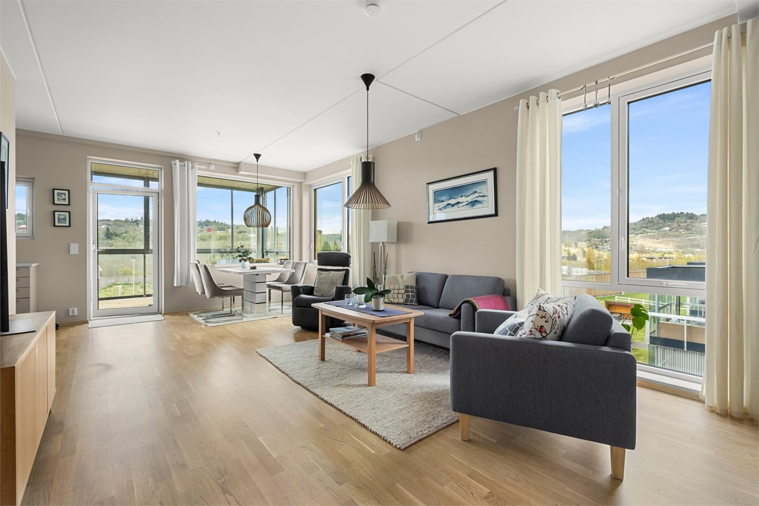 Lys og tiltalende hjørneleilighet på 83 m² BRA-i med store vindusflater og god atmosfære.