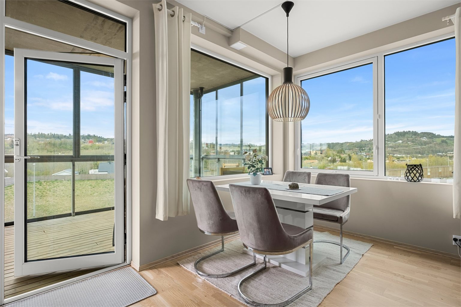 På stuen har du god plass til et stort spisebord med nydelig utsikt