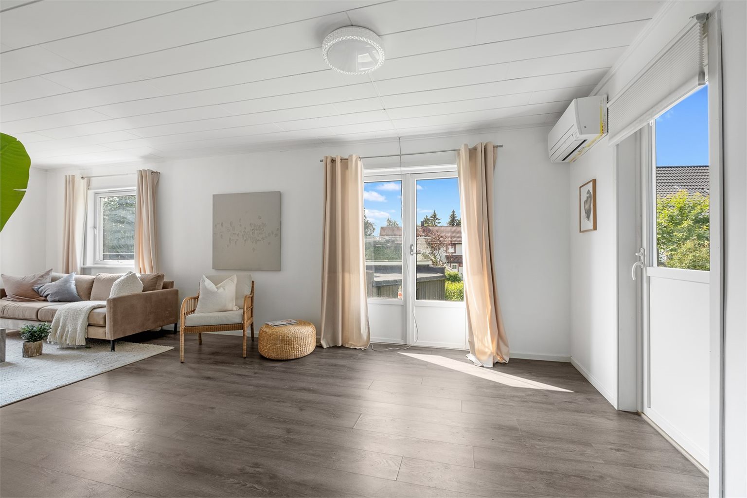 Stuen har direkte tilgang til boligens solrike terrasse.