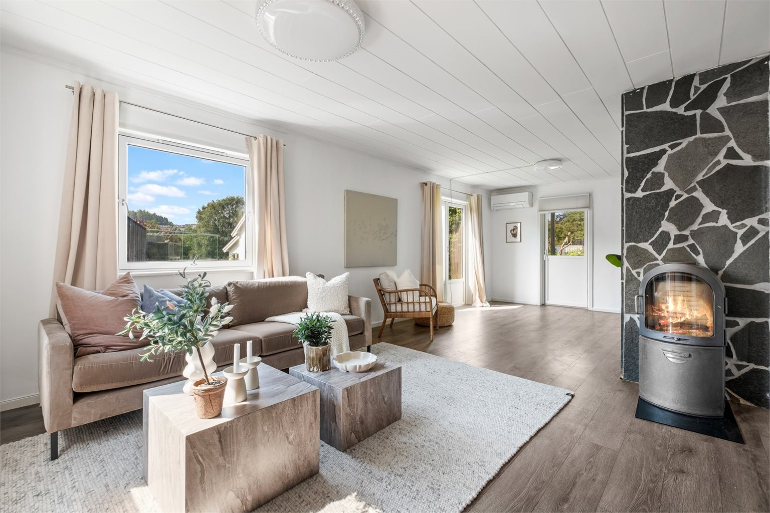 Boligen byr på stor og lys stue med ildsted, stort kjøkken med plass til sitteområde, to bad, tre soverom og utleiedel i kjeller. 