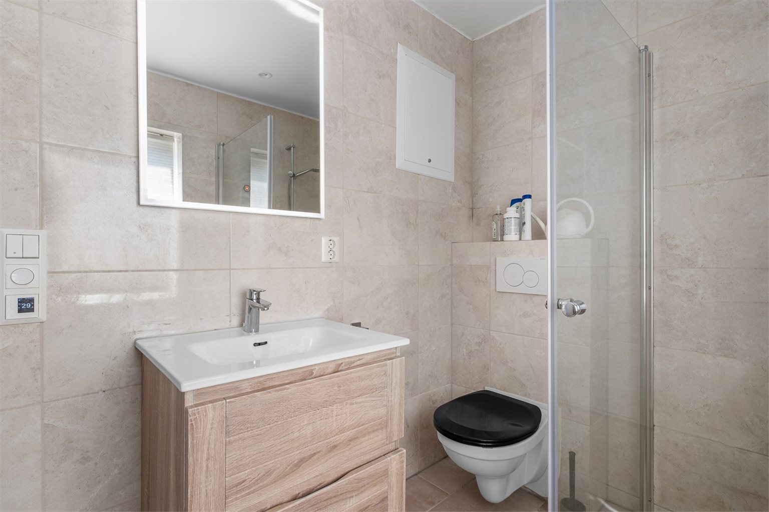 Det flislagte badet i 1. etasje måler 5m².