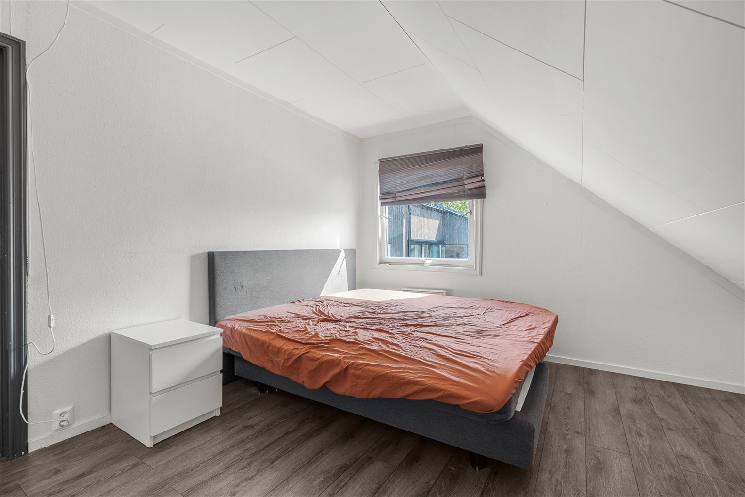 Boligen byr på tre store soverom hvorav dette er det største og måler 10,5m². Her får du god plass til ønsket størrelse på seng med tilhørende møblement.