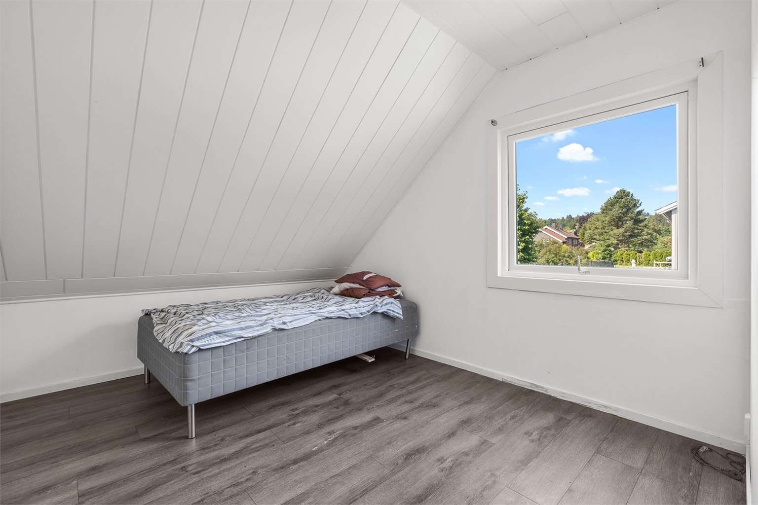 Det siste soverommet er på 9m². Soverommene kan brukes til gjesterom eller hjemmekontor.